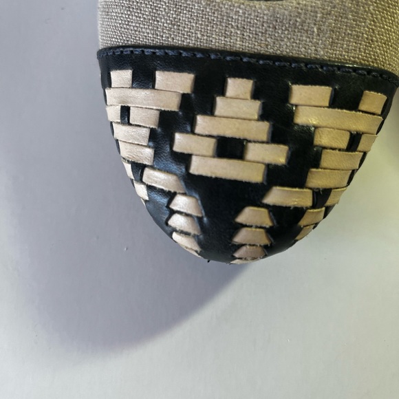 Tory Burch Linen and Leather Cap Toe Pump, size 8.5M. - Picture 2 of 8